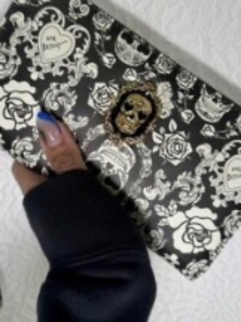 ♦️NWT Skull Roses Black white large wristlet clutch with strap
